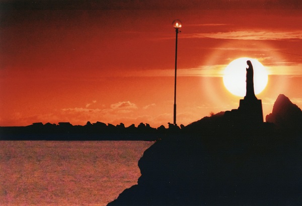 「奇跡の写真　夕陽のマリア像」